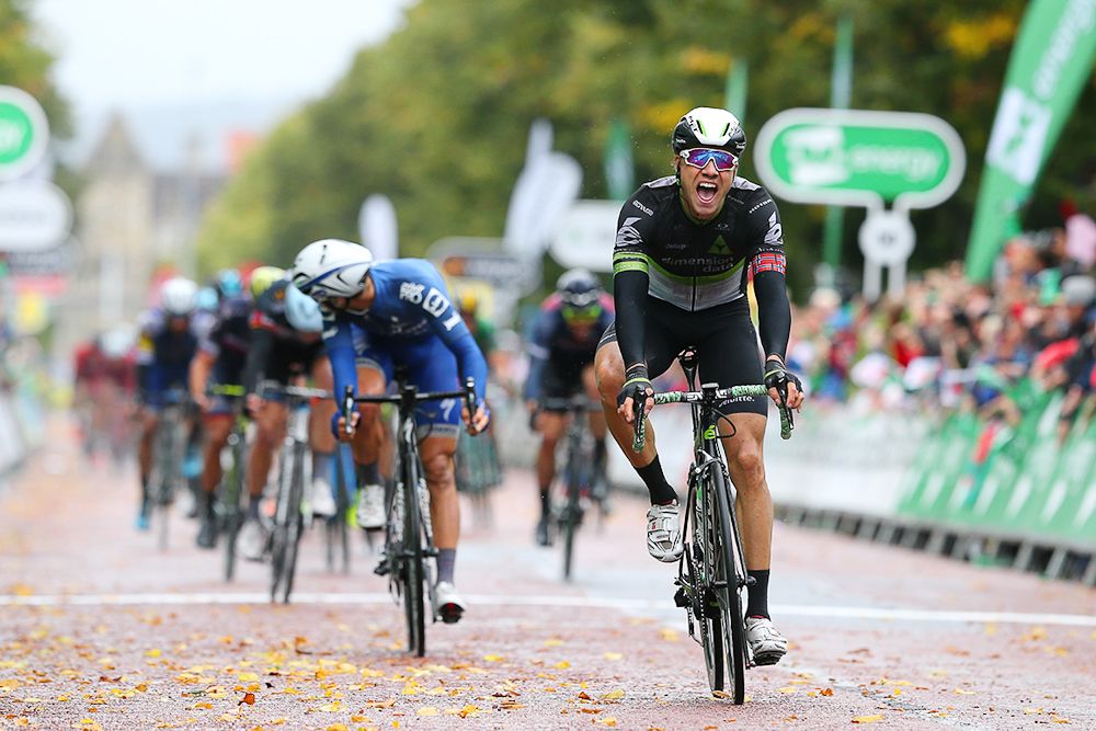 Edvald Boasson Hagen holds off the peloton to win stage 8 in Britain
