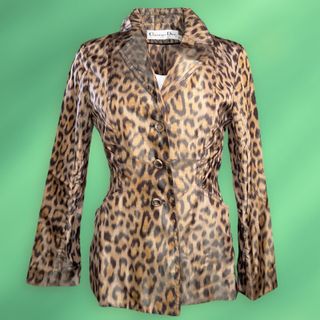 Mizzas ikonische Seidenjacke mit Leopardenmuster