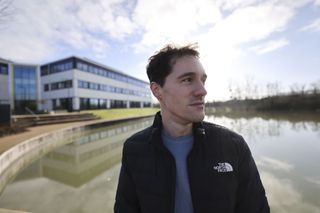 Canon RF 14mm F1.4L VCM sample image gallery: man with sun behind him