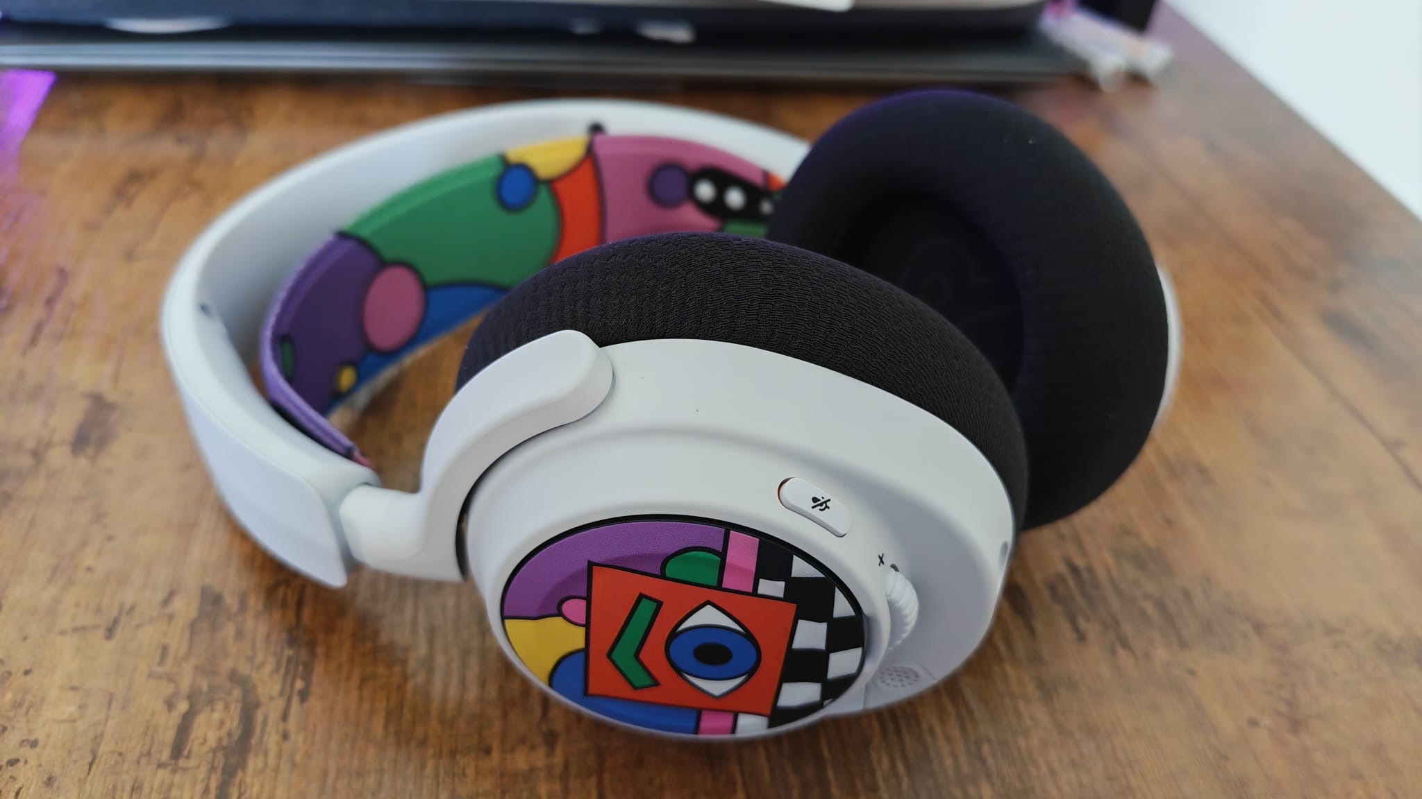 The SteelSeries Arctis Nova 7P with limited edition and black accessories
