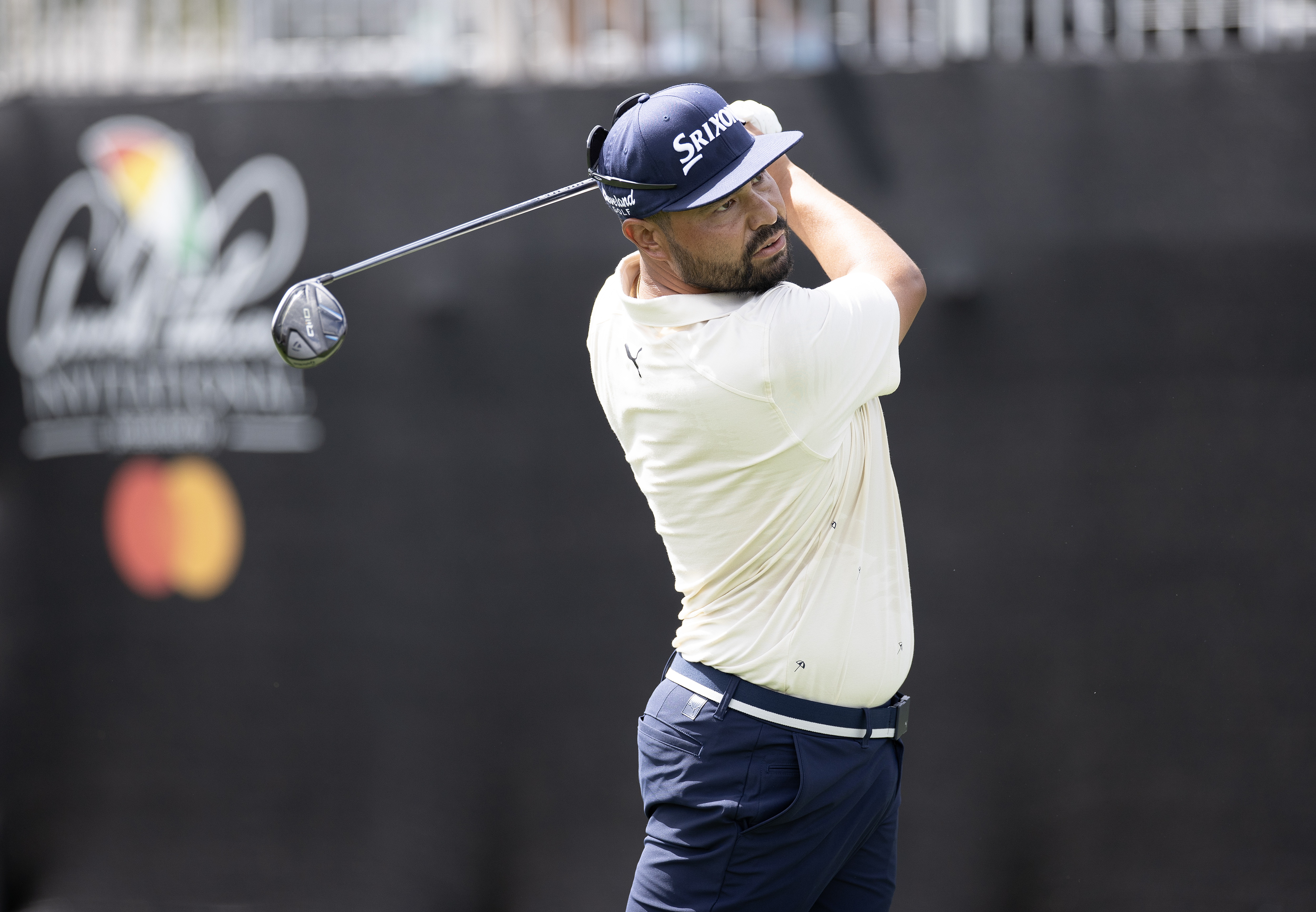 JJ Spaun hits a fairway wood into the green