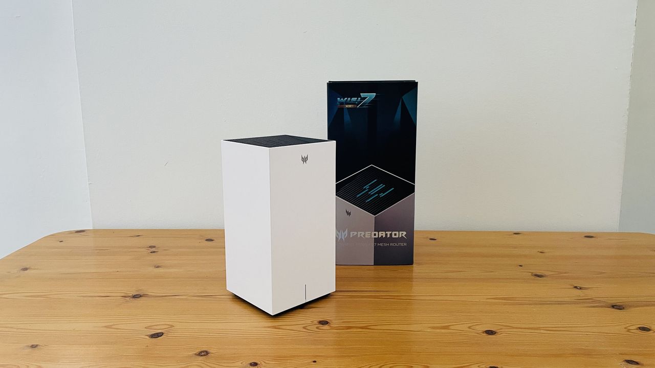 Predator Connect T7 and its packaging on a wooden table