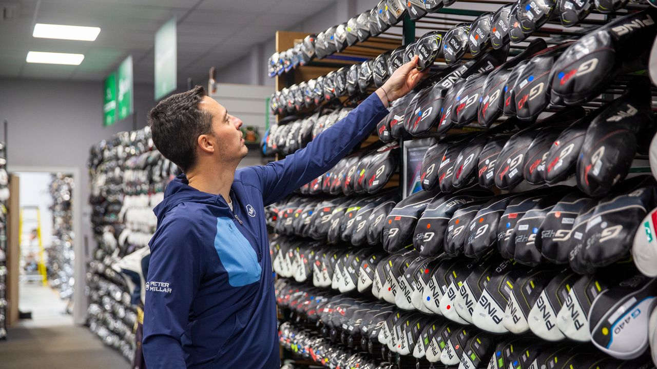 golfer looking at clubs at golfclubs4cash