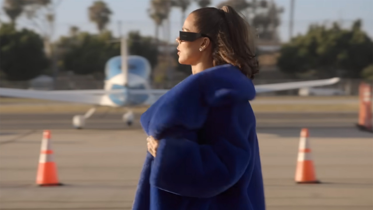 『カーダシアン一家』の予告編で、毛皮のコートを着て自家用飛行機の滑走路に立つクロエ・カーダシアン。