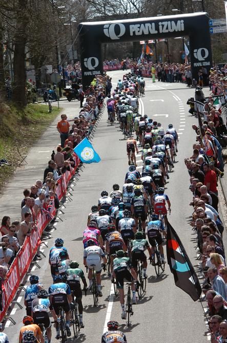 The peloton chases up the Cauberg