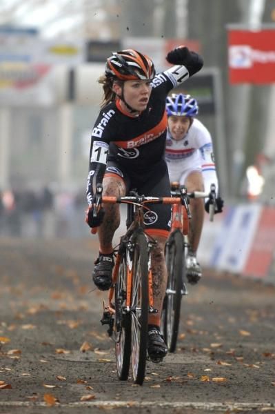 Sanne van Paassen (Brainwash) beats Helen Wyman (Kona).