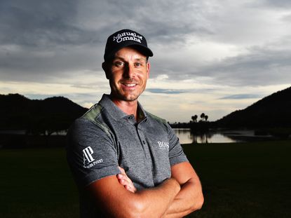 Henrik Stenson leads Race to Dubai