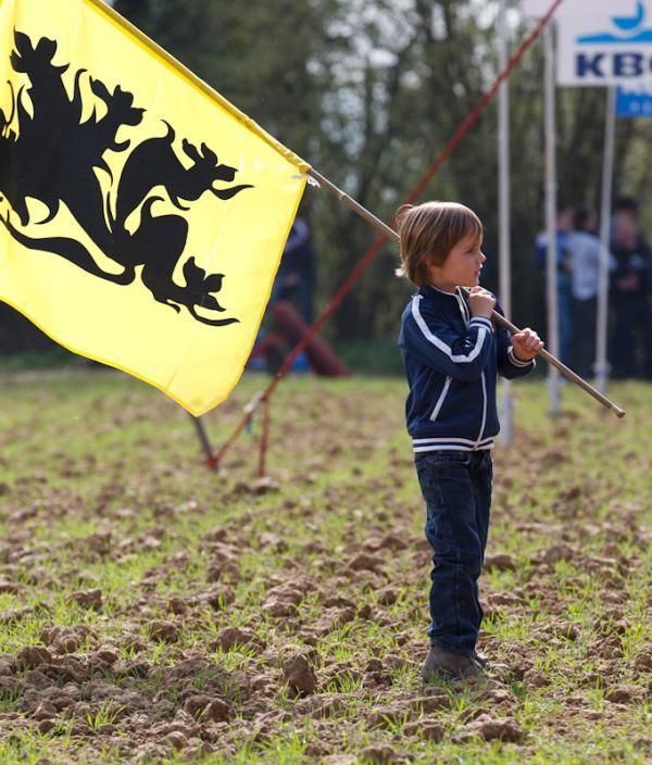 A young boy waves the Flandrian flag