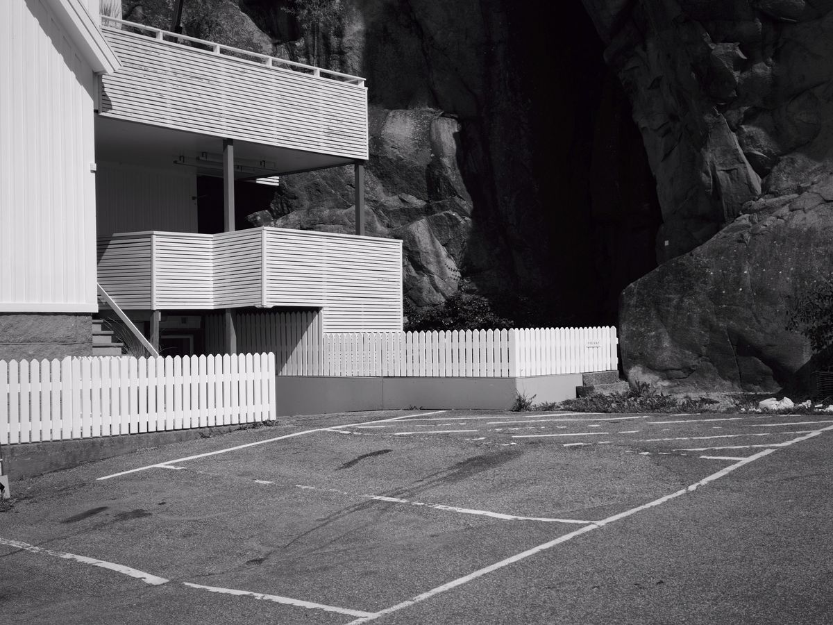 Oppo Find X8 Ultra phone sample image: wooden building in black and white against a rocky cliff