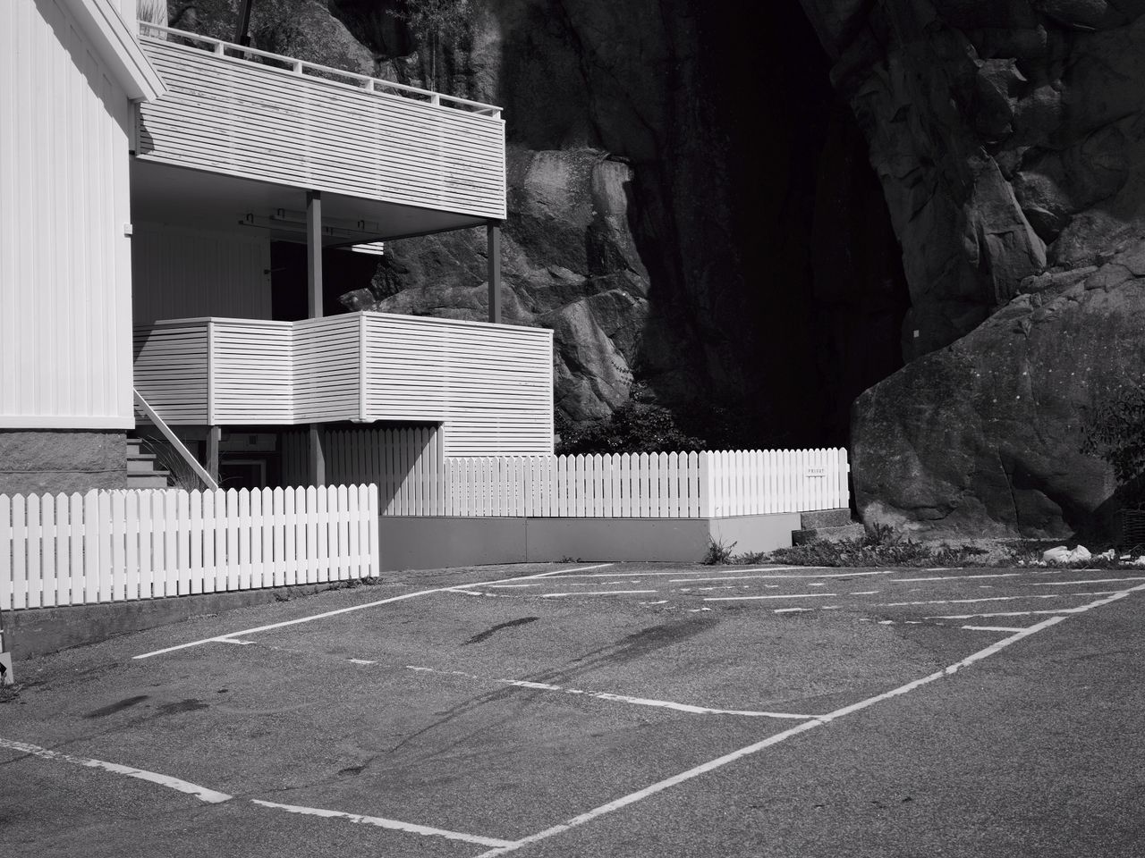 Oppo Find X8 Ultra phone sample image: wooden building in black and white against a rocky cliff