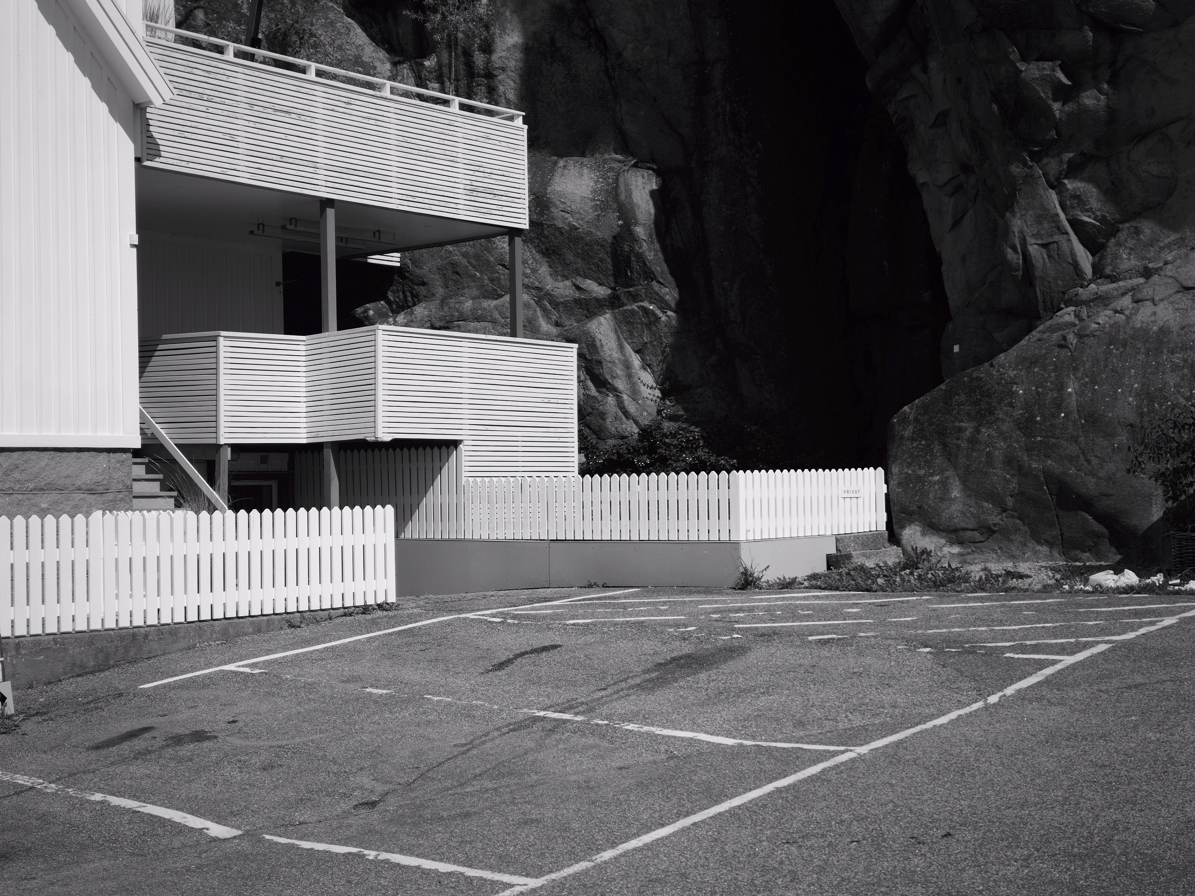Oppo Find X8 Ultra phone sample image: wooden building in black and white against a rocky cliff