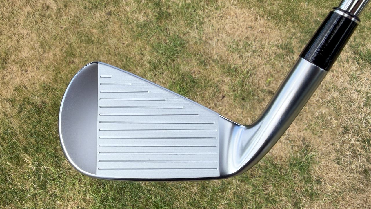 Photo of the Srixon ZXi5+ Iron