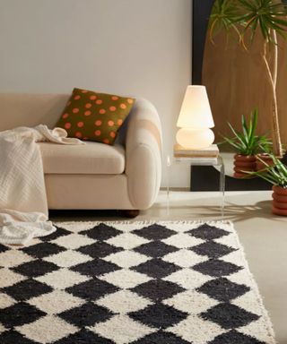A black and white diamond rug in a modern living room