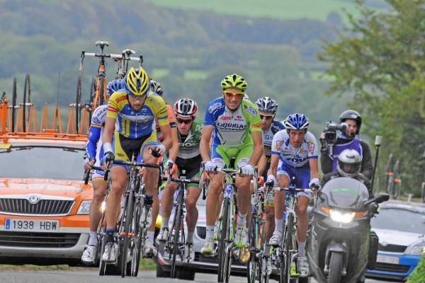 Ivan Basso (Liquigas) leads the break