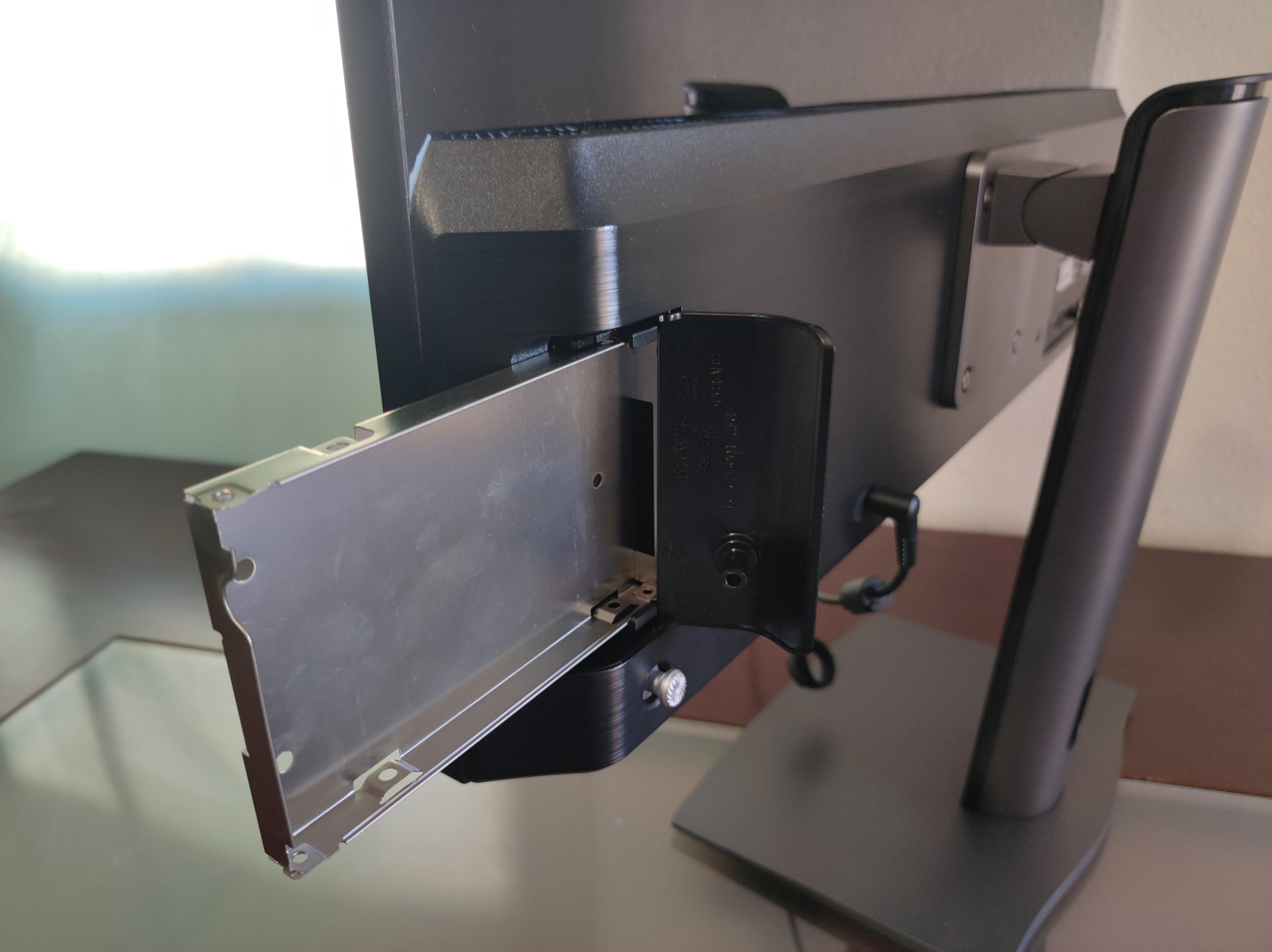 Ranura para disco duro adicional del MSI Modern AM271P 11M