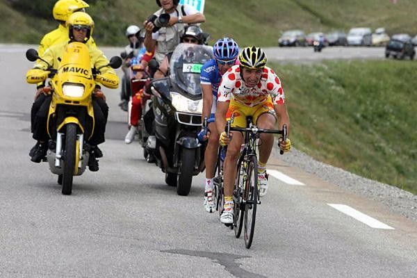 David de la Fuente (Saunier Duval) leads Patxi Vila on the col de Lautaret