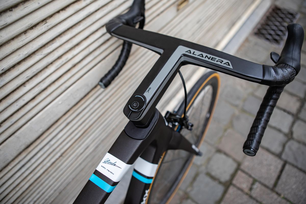 The bike is fitted with the Deda Alanera integrated handelbars