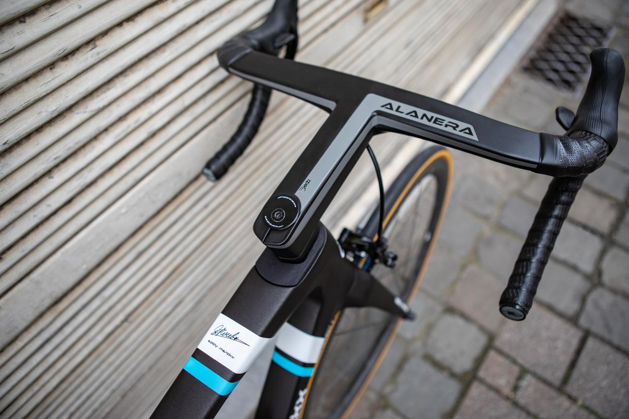 The bike is fitted with the Deda Alanera integrated handelbars