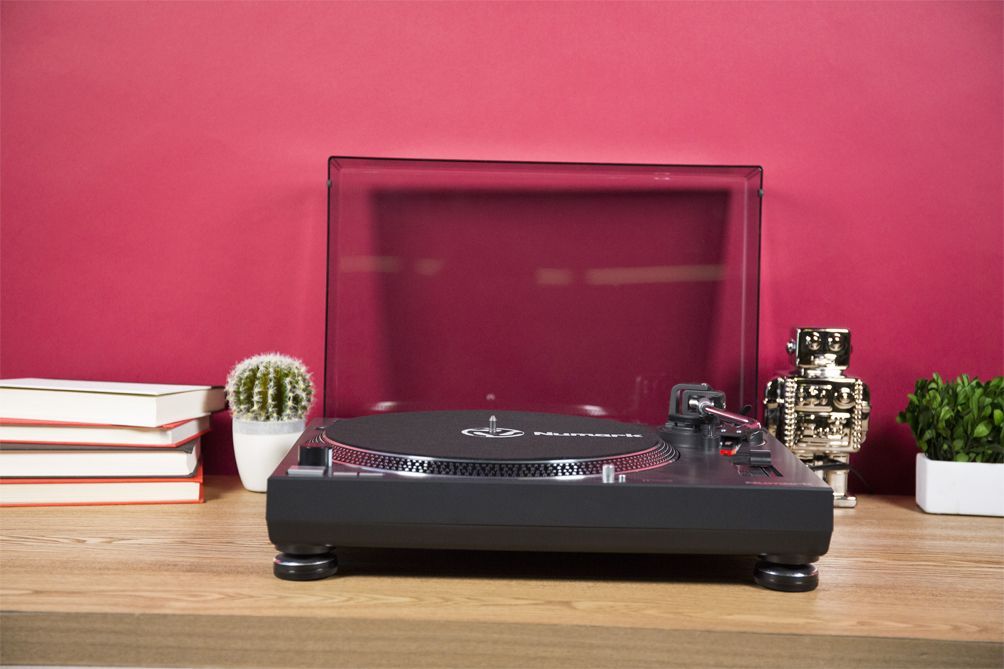 The Numark TT250USB has a removable dust cover.