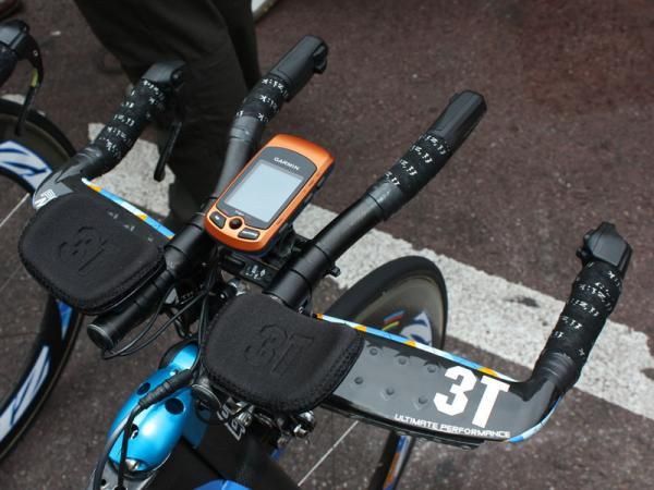 This Garmin-Slipstream aero bar setup uses fairly narrowly set elbow pads but wider hand positions.