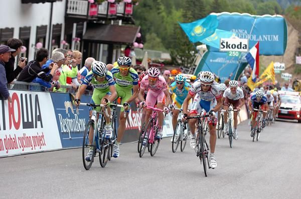 Michele Scarponi (Androni Giocattoli), right, attacks the maglia rosa group in the closing metres of stage 17.