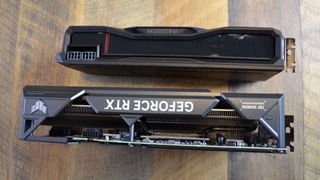 Une AMD RX 7900 XT à côté d'une Nvidia RTX 4070 Ti montrant que la RX 7900 XT est légèrement plus petite.