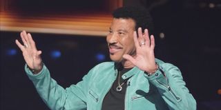 lionel richie smiling and waving on american idol top 3 reveal