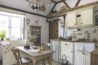 traditional country cottage kitchen
