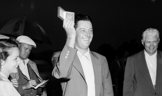 Cary Middlecoff shows off his Masters gold medal in 1955