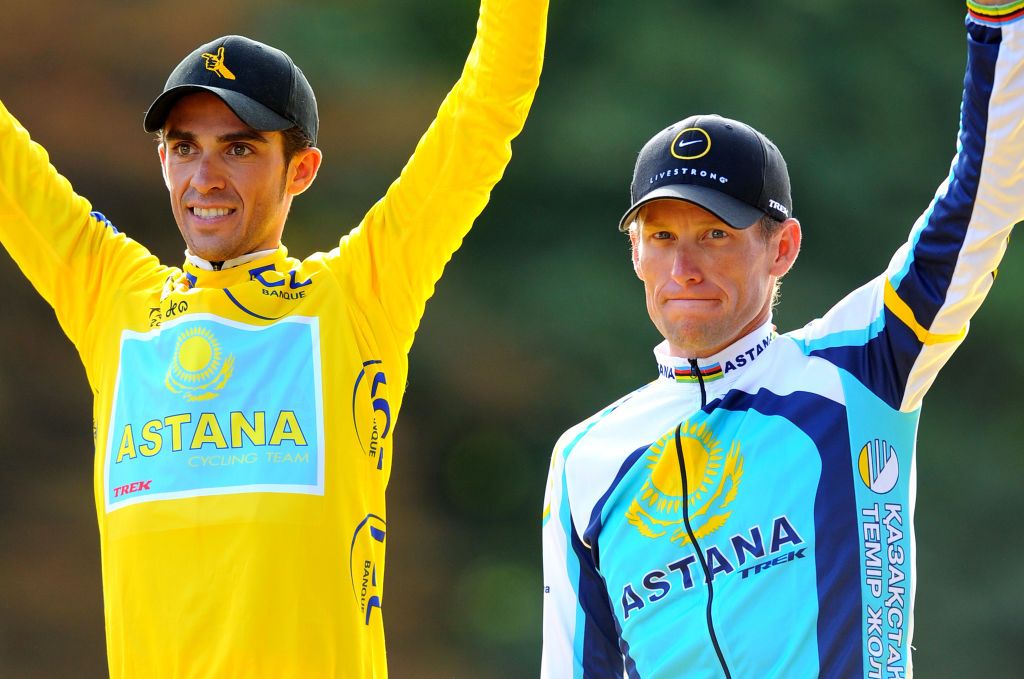 Alberto Contador and Lance Armstrong on the 2009 Tour de France podium in Paris 