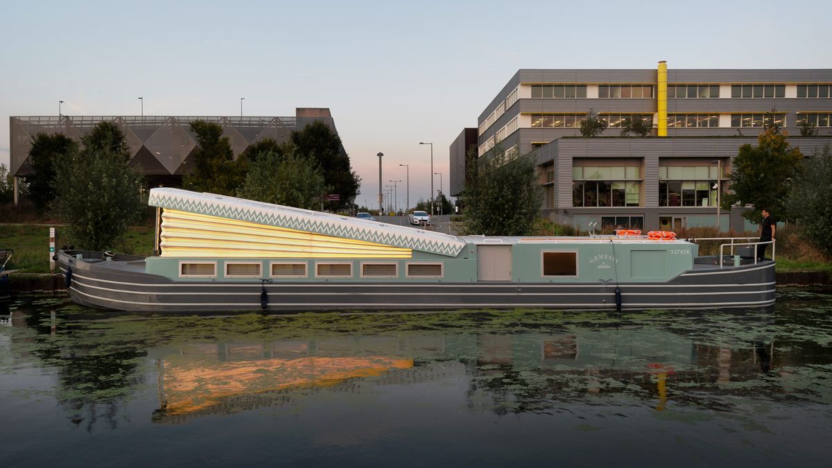 Cette église flottante de l'est de Londres cache un intérieur étonnamment spacieux et moderne