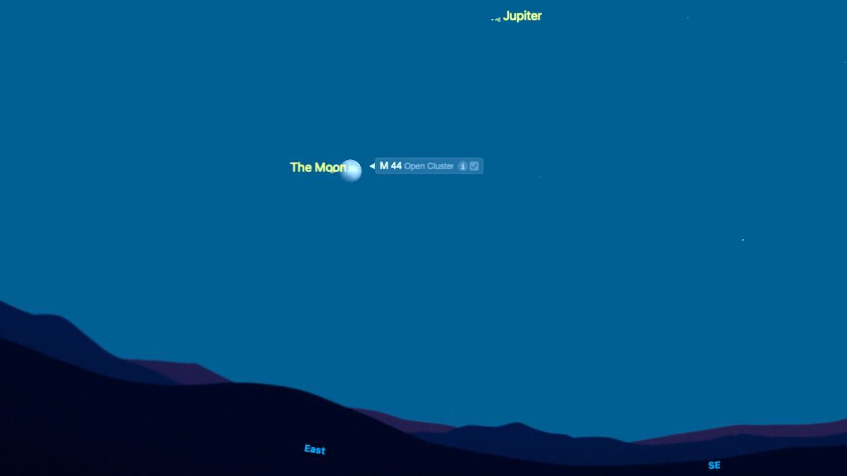 The yellow labeled dots of Jupiter and the Moon are visible in the light blue night sky