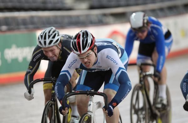 Timothy McMillan surges to the line to win the men's under 19 keirin final.