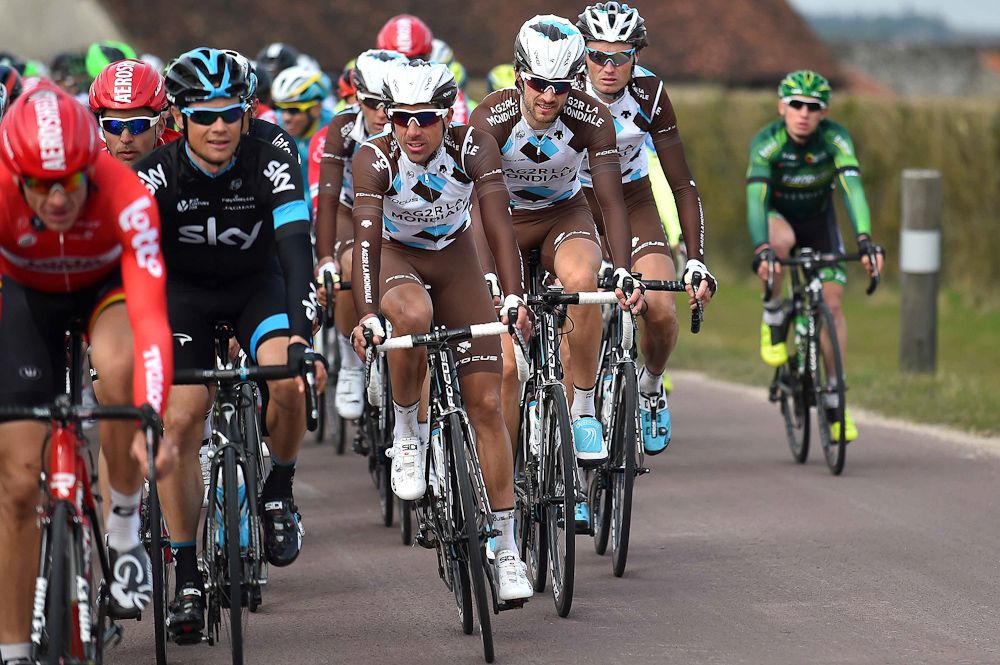 The peloton rolls along.