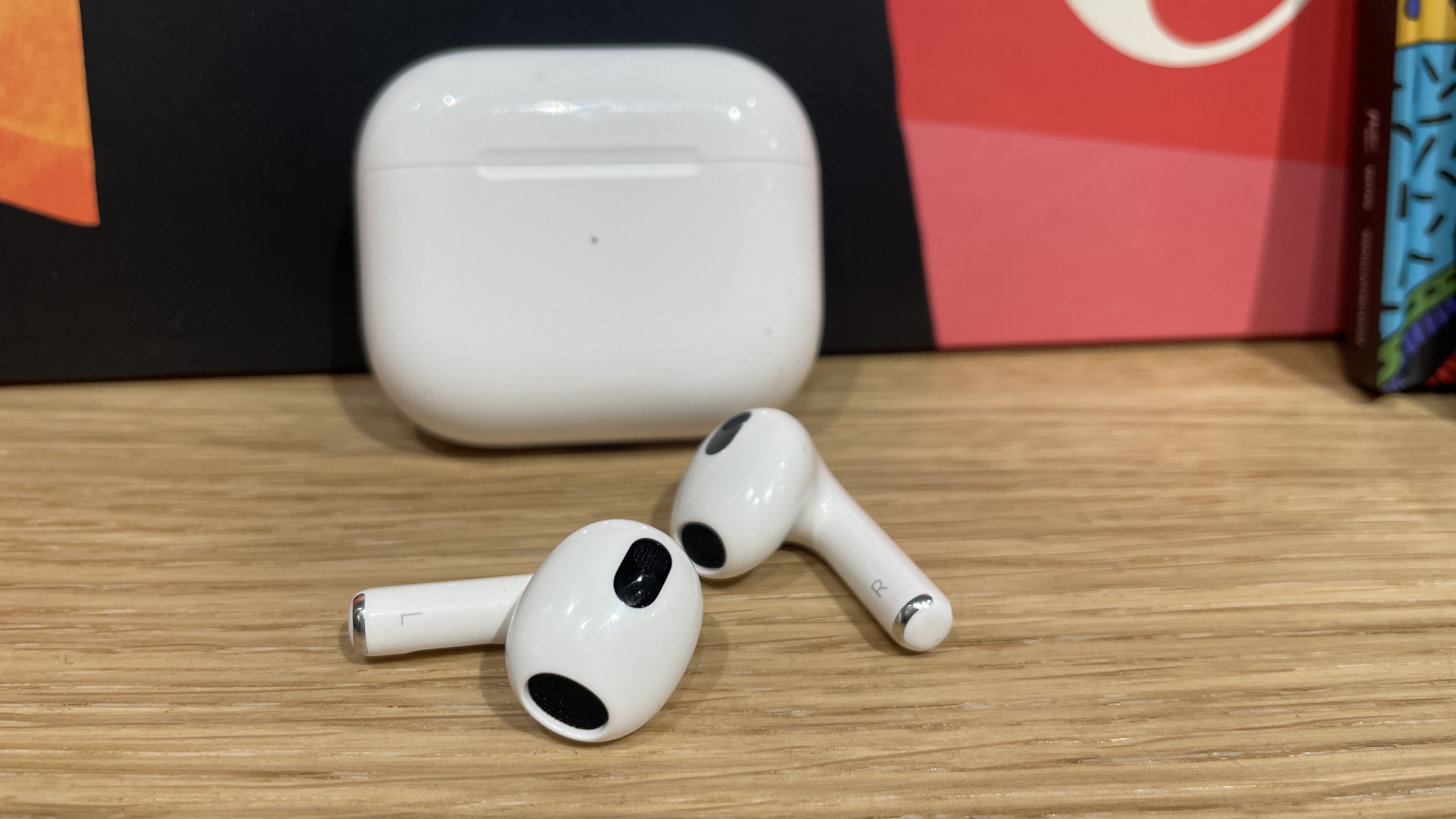 Apple AirPods 4 против AirPods 3: что нового?