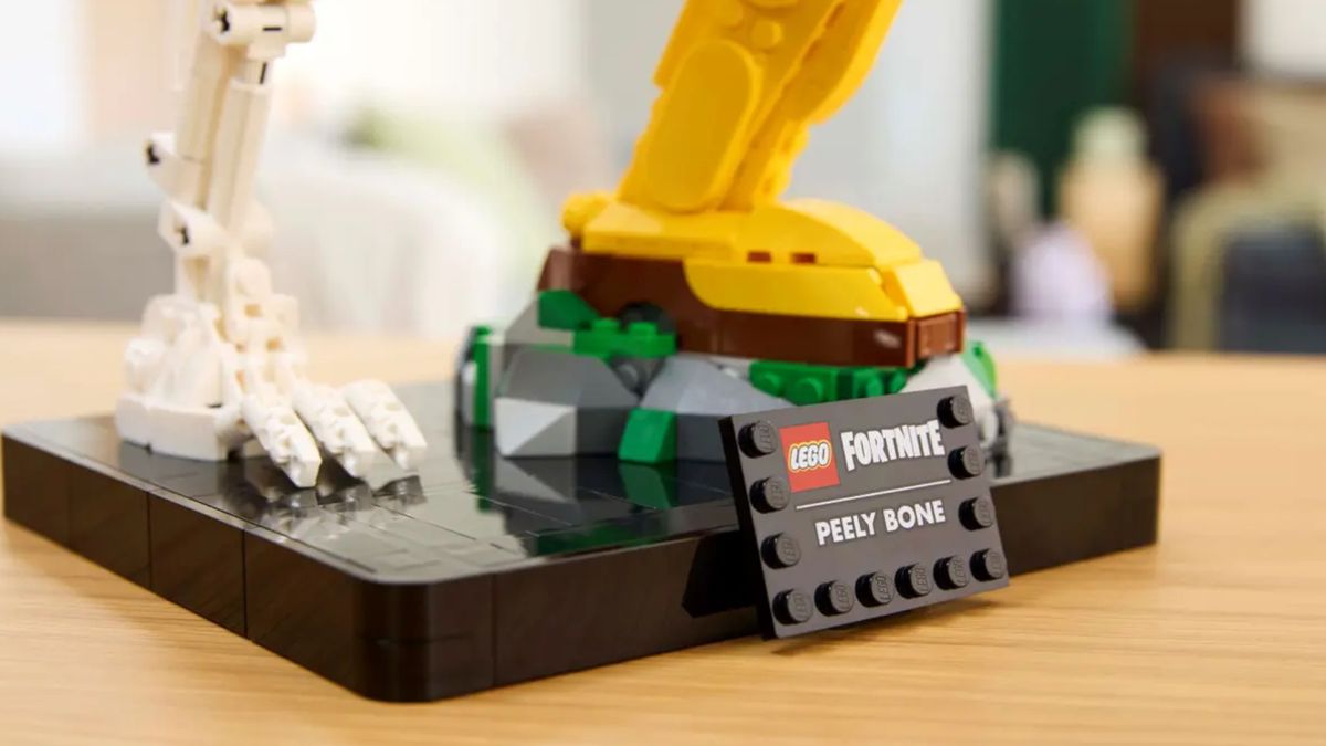 Lego Peely Bone feet and plaque closeup
