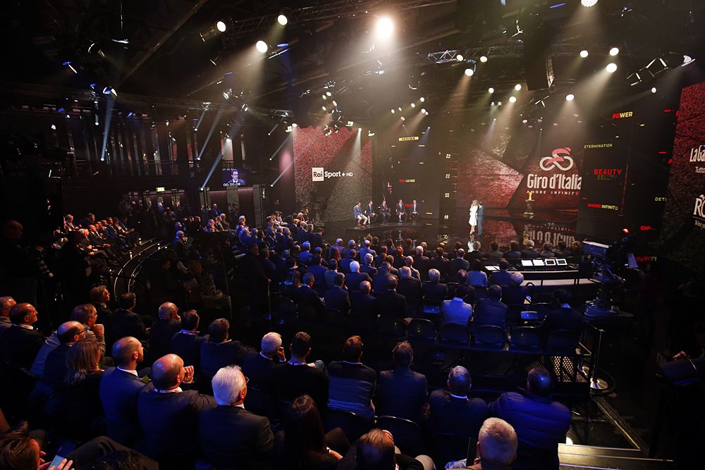 Crowds gather at the 2018 Giro d'Italia presentation in Milan