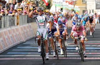 Alessandro Petacchi (LPR Brakes-Farnese Vini) wins Giro d'Italia stage two ahead of Mark Cavendish (Columbia-Highroad).
