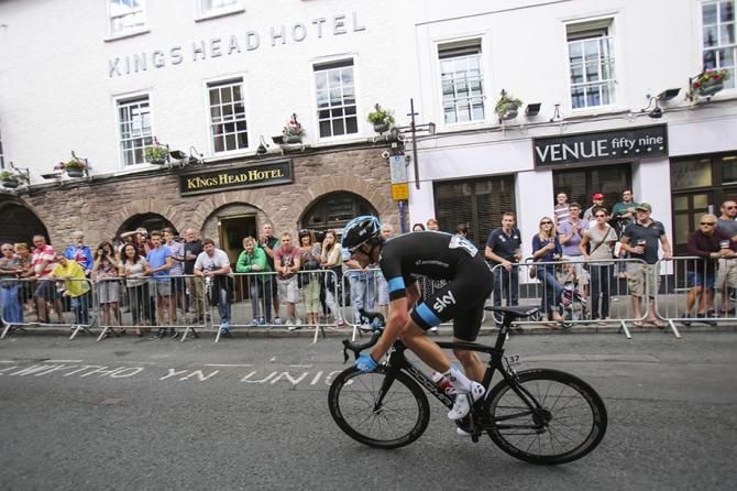 Luke Rowe , Team Sky shakes thing up.