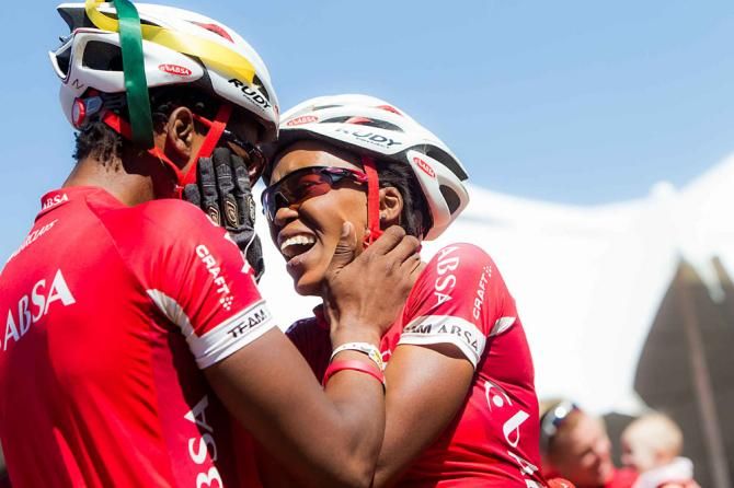 Gugulethu Zulu proposes to his girlfriend Letshego Moshoe at the finish line
