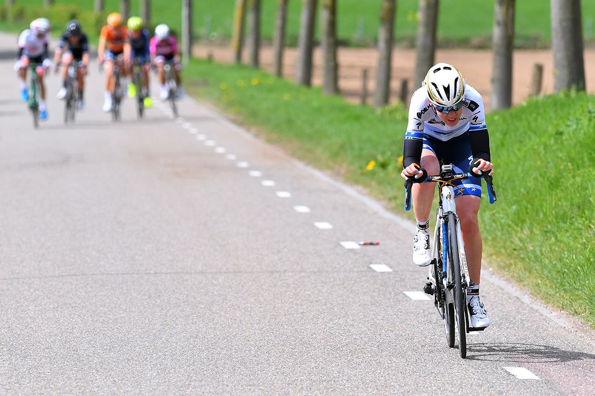 Van der Breggen opens up a gap