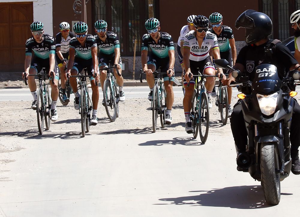 A moto-mounted police officer escorts Peter Sagan and Bora-Hansgrohe in Argentina