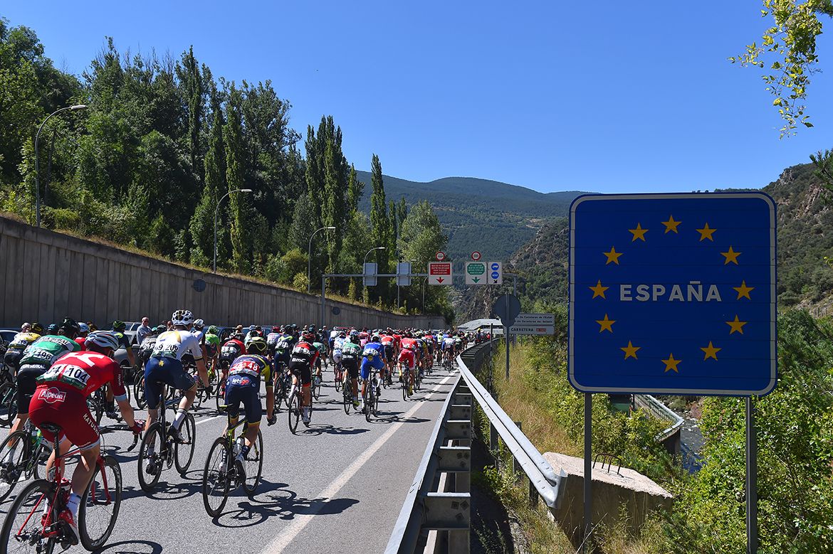 Bienvenidos a Espana, the riders pass through the border