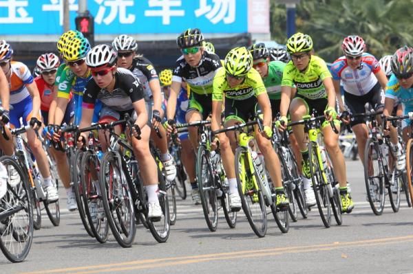 The main teams marked each other throughout the stage,