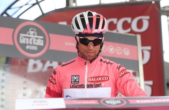 Michael Matthews signs on for his first day in the maglia rosa