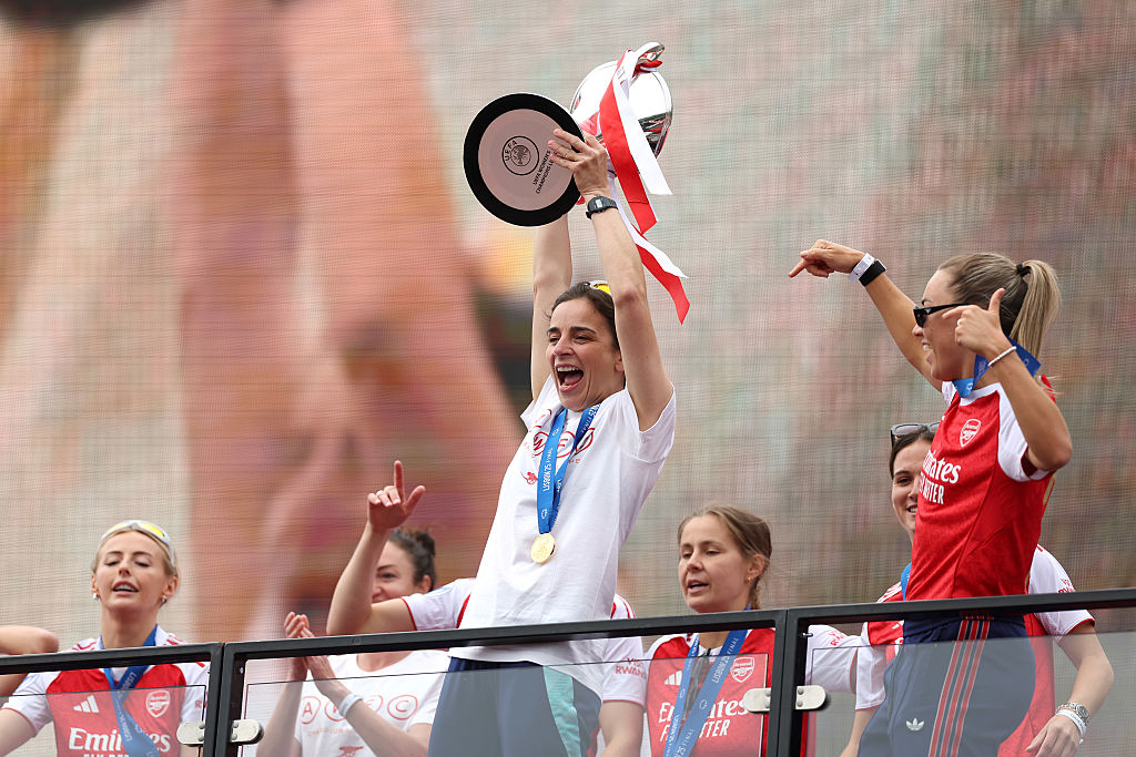 Renee Slegers, Manager of Arsenal, lifts the UEFA Women&#039;s Champions League trophy at Emirates Stadium on May 26, 2025 in London, England. Arsenal defeated Barcelona in the UEFA Women&#039;s Champions League Final in Lisbon on May 24. 