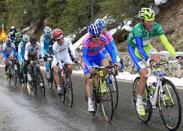 Sylvester Szmyd (Liquigas-Cannondale) on the front of the lead group on the climb to the finish.