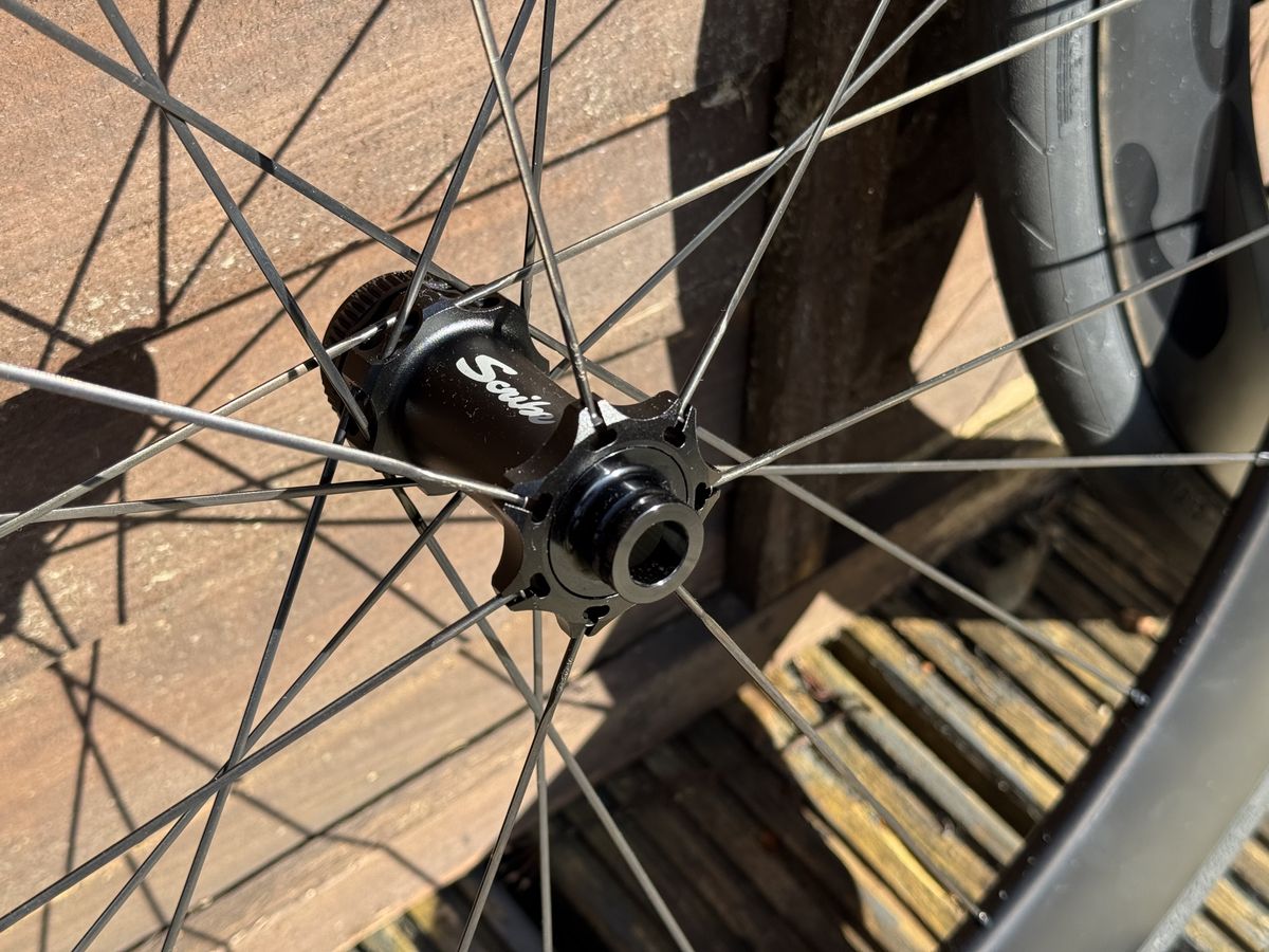 Radial lacing on the front non-rotor side