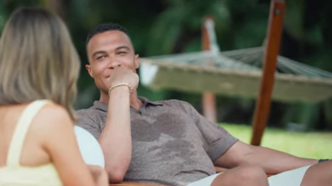 Dale Moss' pecs and abs cause the sexiest sweat marks on his shirt on Bachelor in Paradise.