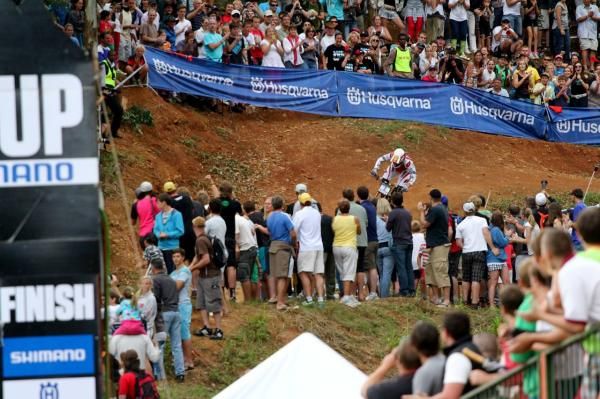 Greg Minnaar (Santa Cruz Syndicate) pushes the pace toward the finish